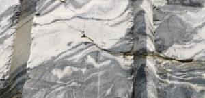 Granit Textur - Nahaufnahme einer grauen Natursteinplatte.